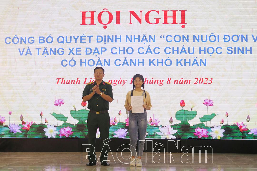 Ban CHQS huyện Thanh Liêm nhận cháu bé mồ côi cha là “Con nuôi đơn vị”