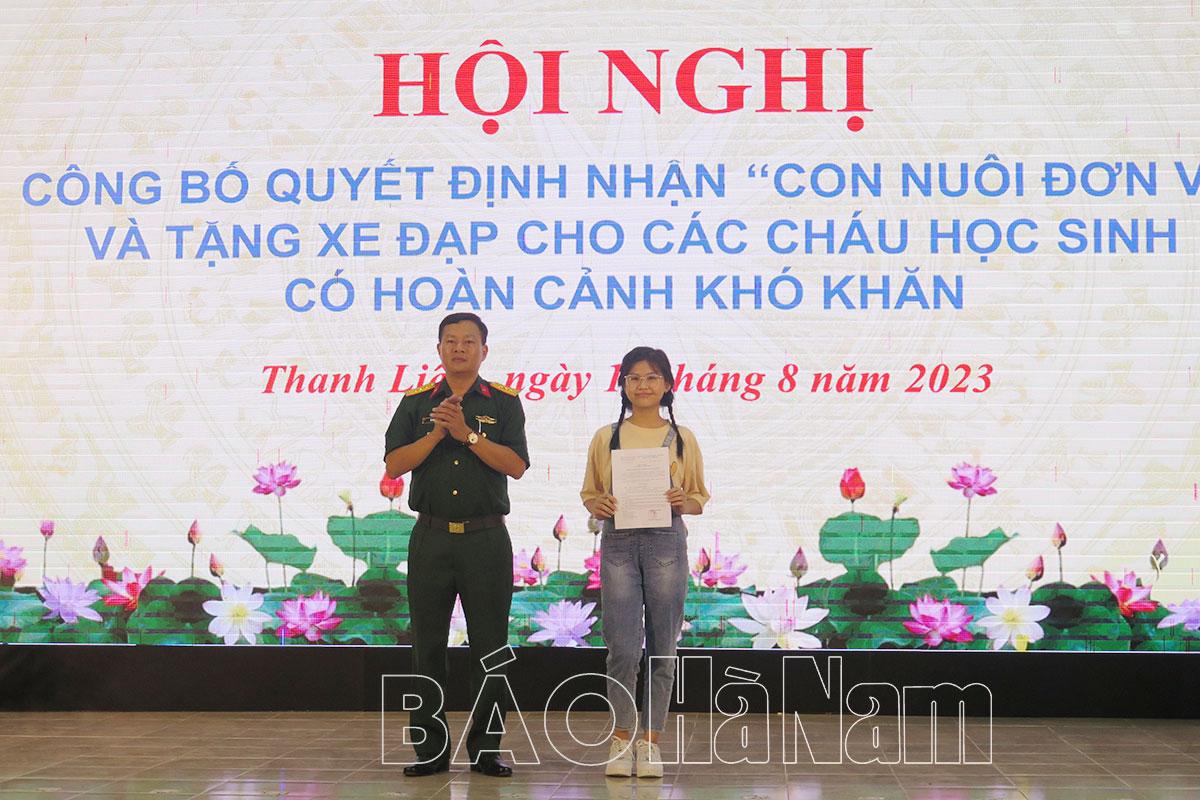 Ban CHQS huyện Thanh Liêm nhận cháu bé mồ côi cha là “Con nuôi đơn vị”