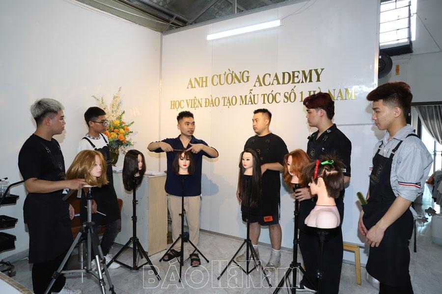 Dạy và học nghề ở các cơ sở làm đẹp