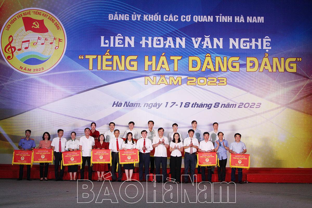 Đảng ủy Khối các cơ quan tỉnh bế mạc Liên hoan văn nghệ “Tiếng hát dâng Đảng”