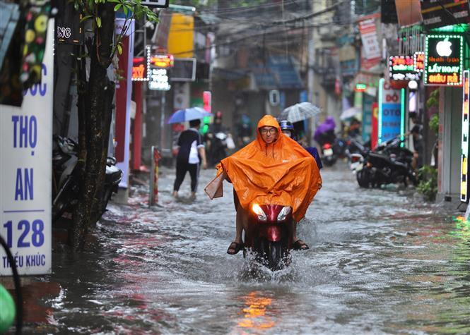 Miền Bắc sắp bước vào đợt mưa rất lớn, miền Trung tiếp tục nắng nóng kéo dài