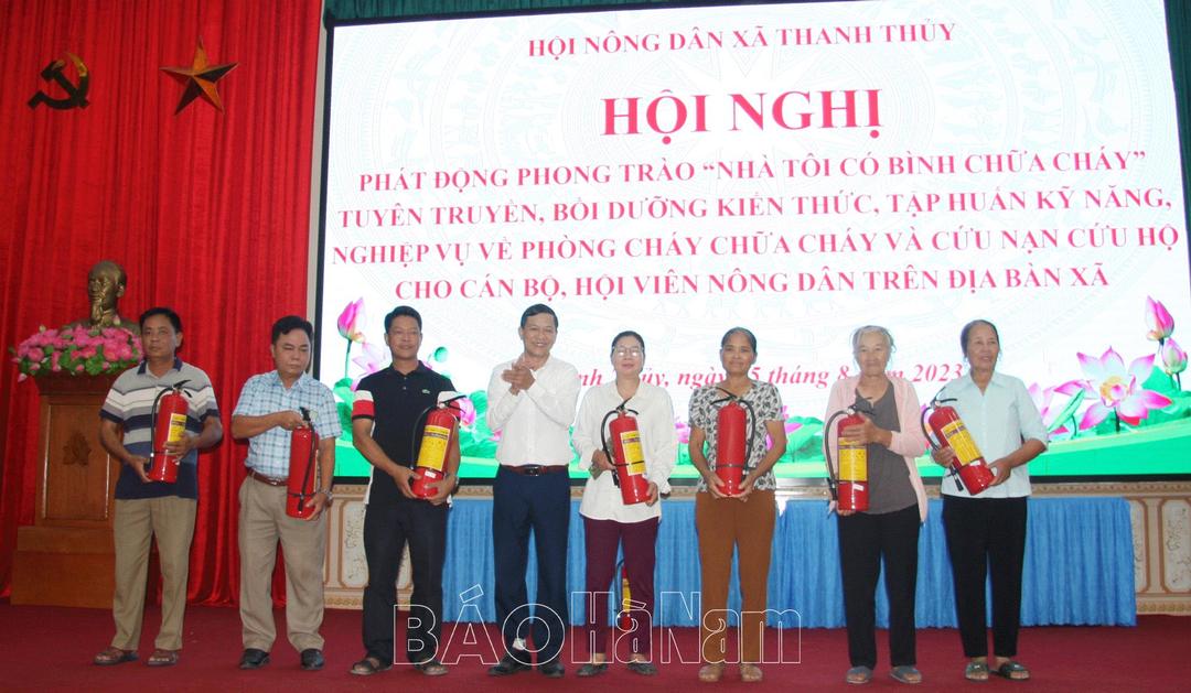 Hội Nông dân xã Thanh Thủy phát động phong trào “Nhà tôi có bình chữa cháy”