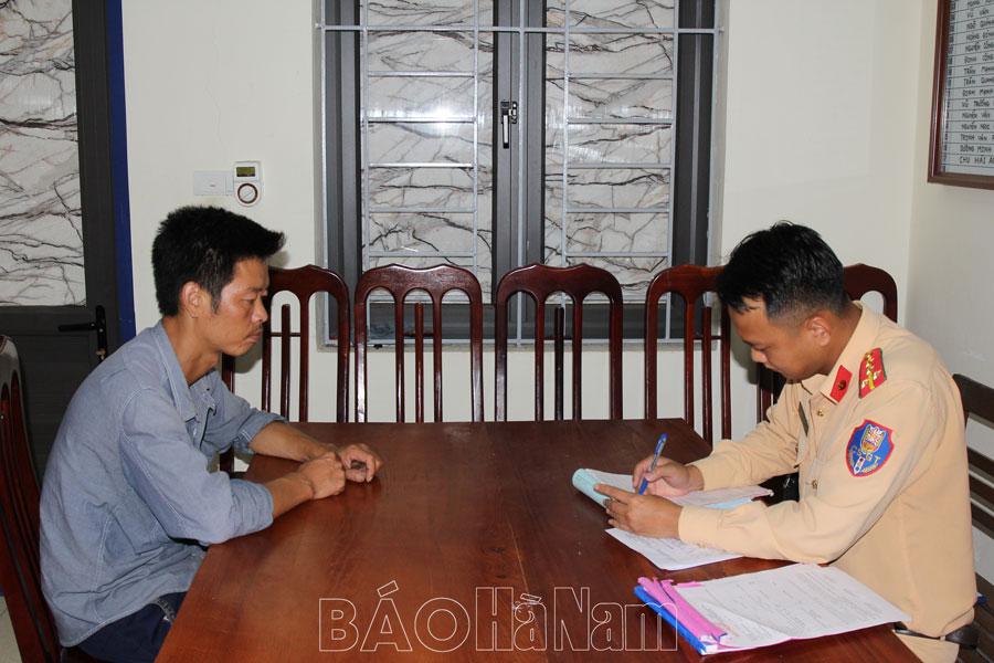 Lái xe đi ngược chiều do VTV phản ánh, bị xử phạt 5 triệu đồng, tước GPLX 3 tháng