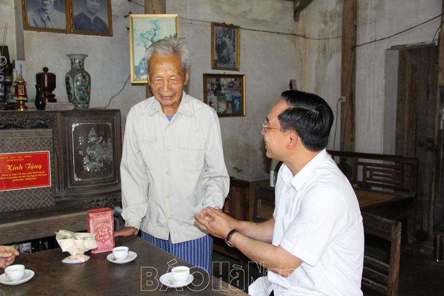 Đồng chí Phó Chủ tịch Thường trực HĐND tỉnh Đặng Thanh Sơn thăm, tặng quà nhân dịp Quốc khánh 2/9 tại Kim Bảng