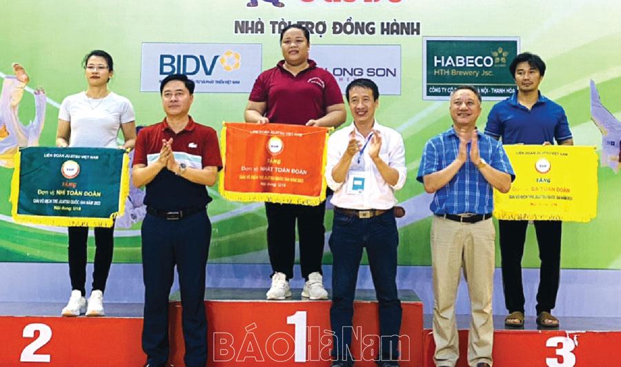 Chi bộ Trung tâm Huấn luyện và Thi đấu TDTT tỉnh chú trọng công tác quản lý đảng viên