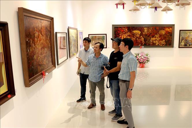 Triển lãm, trưng bày các tác phẩm về sự đổi mới của quê hương, đất nước