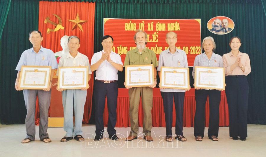 Đảng ủy xã Bình Nghĩa trao Huy hiệu Đảng cho các đảng viên đợt 2/9