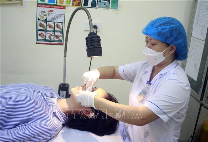 Bác sĩ hướng dẫn cách điều trị đau mắt đỏ