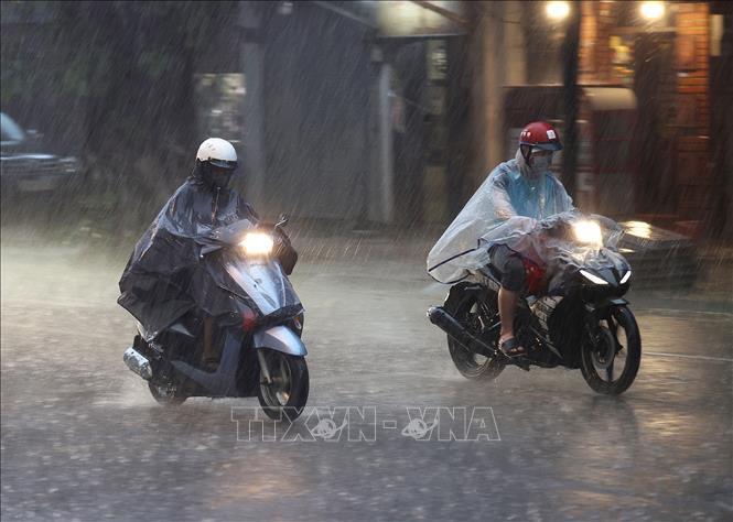 Các khu vực trên cả nước đều có mưa và dông, đề phòng lốc, sét, gió giật mạnh
