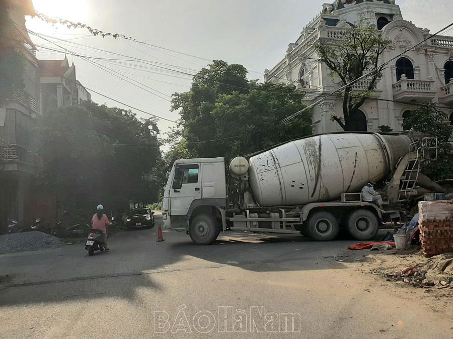 Cần xử lý xe bồn cấp bê tông gây ùn tắc giao thông ở nội thành Phủ Lý