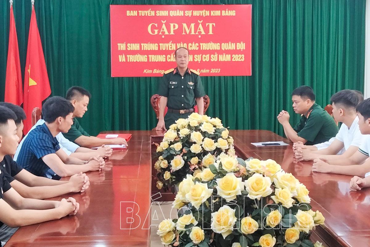 Ban Tuyển sinh quân sự huyện Kim Bảng gặp mặt động viên thí sinh trúng tuyển các trường quân đội năm 2023