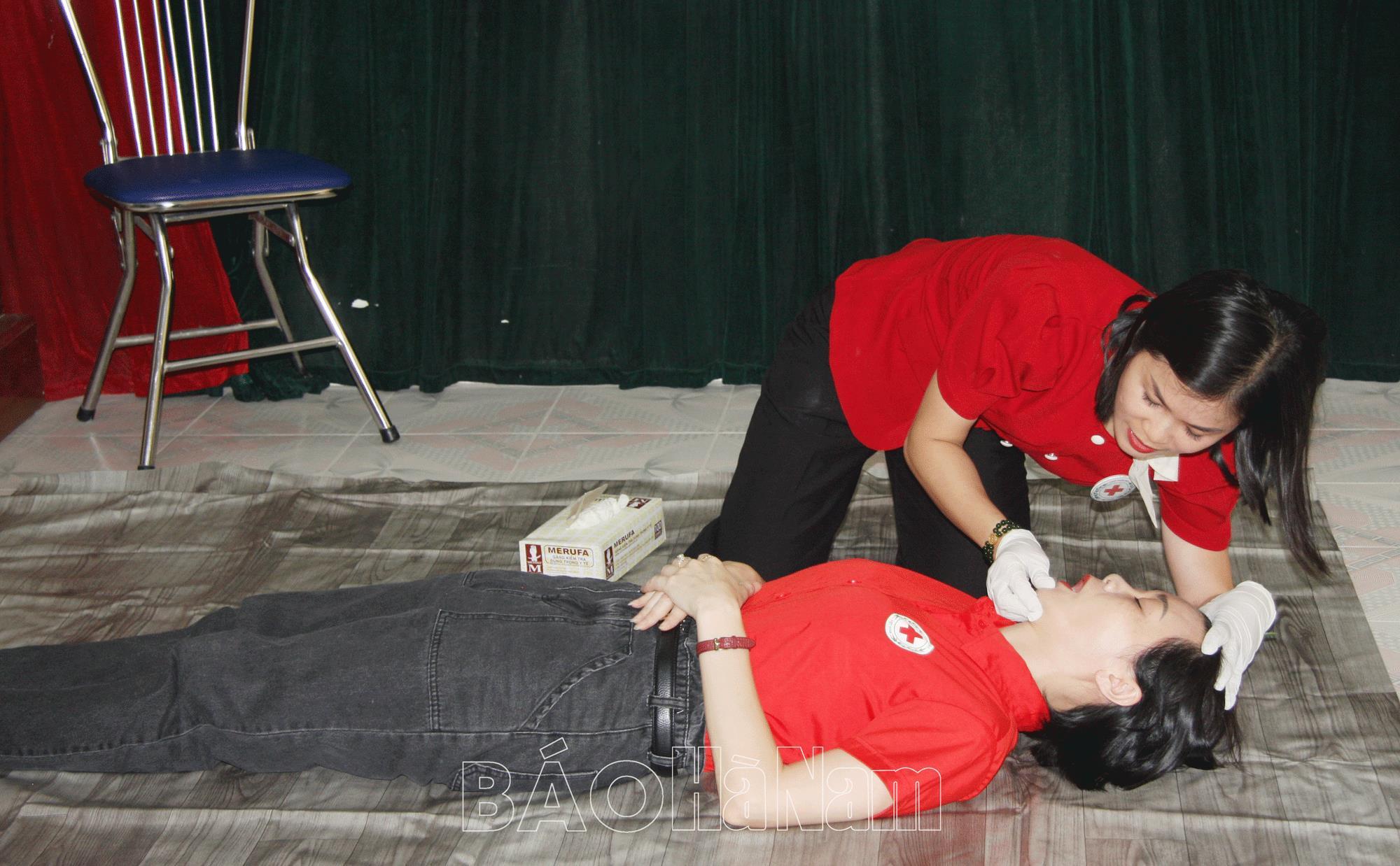 Tập huấn sơ cấp cứu cấp cho cán bộ, tình nguyện viên Chữ thập đỏ