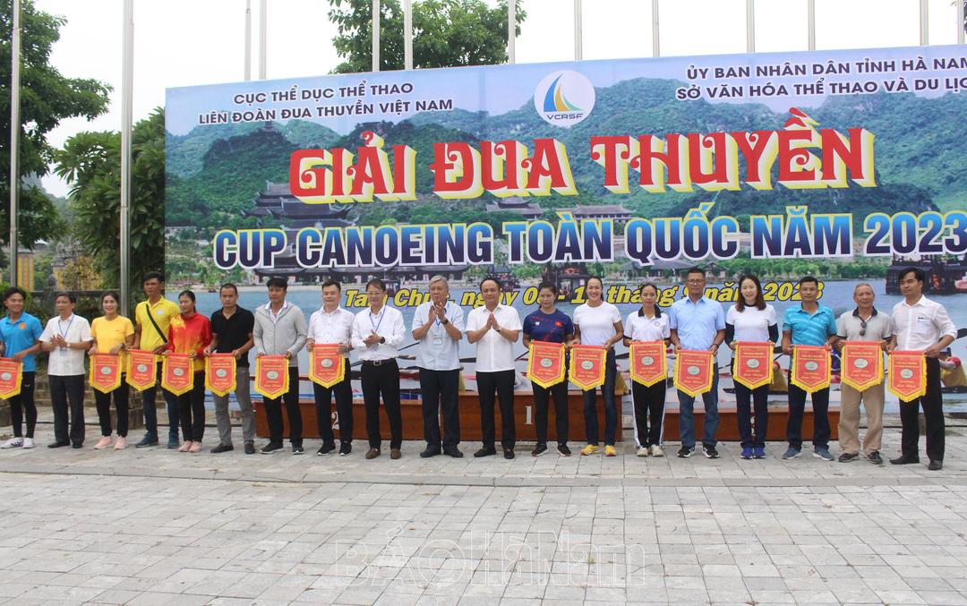 Gần 200 vận động viên tham gia Giải Đua thuyền Cúp Canoeing toàn quốc tại hồ Tam Chúc