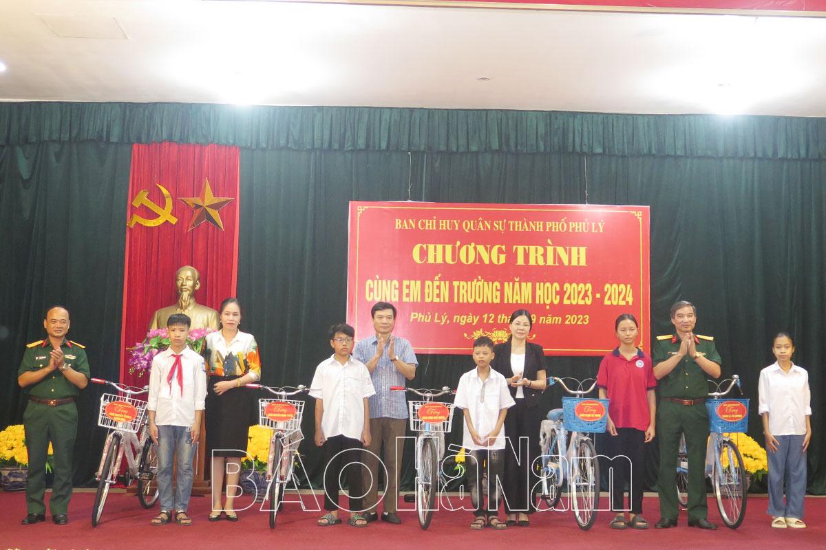 Ban CHQS thành phố Phủ Lý tổ chức chương trình “Cùng em đến trường”
