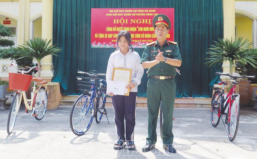 Lực lượng vũ trang tỉnh đồng hành cùng học sinh nghèo tới trường