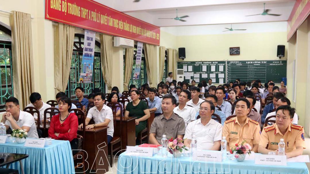 Phát động học sinh, sinh viên chấp hành pháp luật về ATGT năm học 2023- 2024