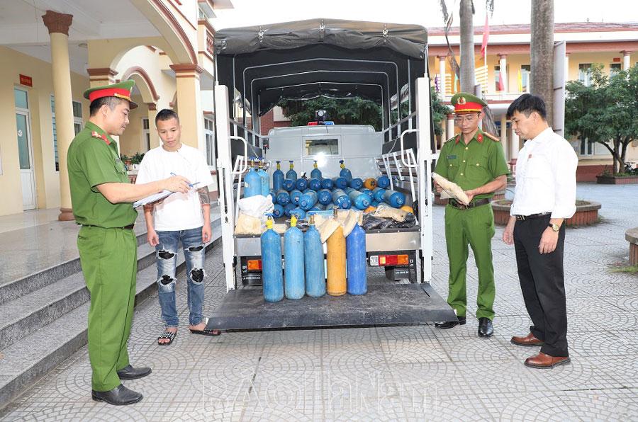 Công an xã Chuyên Ngoại (Duy Tiên) thu giữ 64 bình khí cười không rõ nguồn gốc