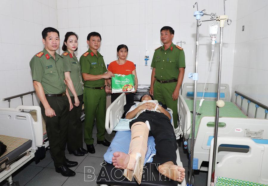Lãnh đạo Công an tỉnh thăm, động viên CBCS bị thương khi làm nhiệm vụ