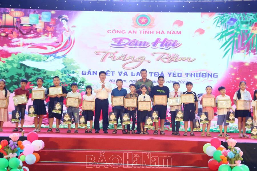 Đồng chí Chủ tịch UBND tỉnh Trương Quốc Huy dự chương trình “Đêm hội trăng rằm – Gắn kết và lan tỏa yêu thương”