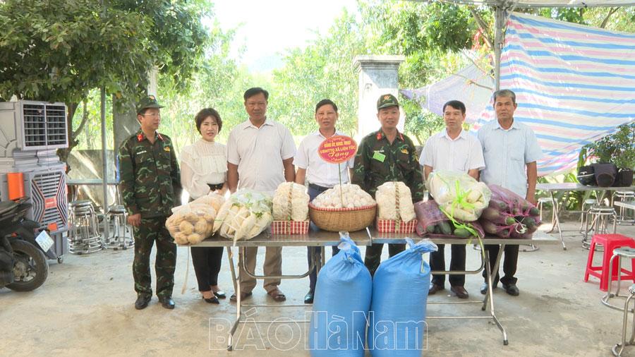 Thanh Liêm tổ chức trao tặng các nhu yếu phẩm phục vụ diễn tập KVPT