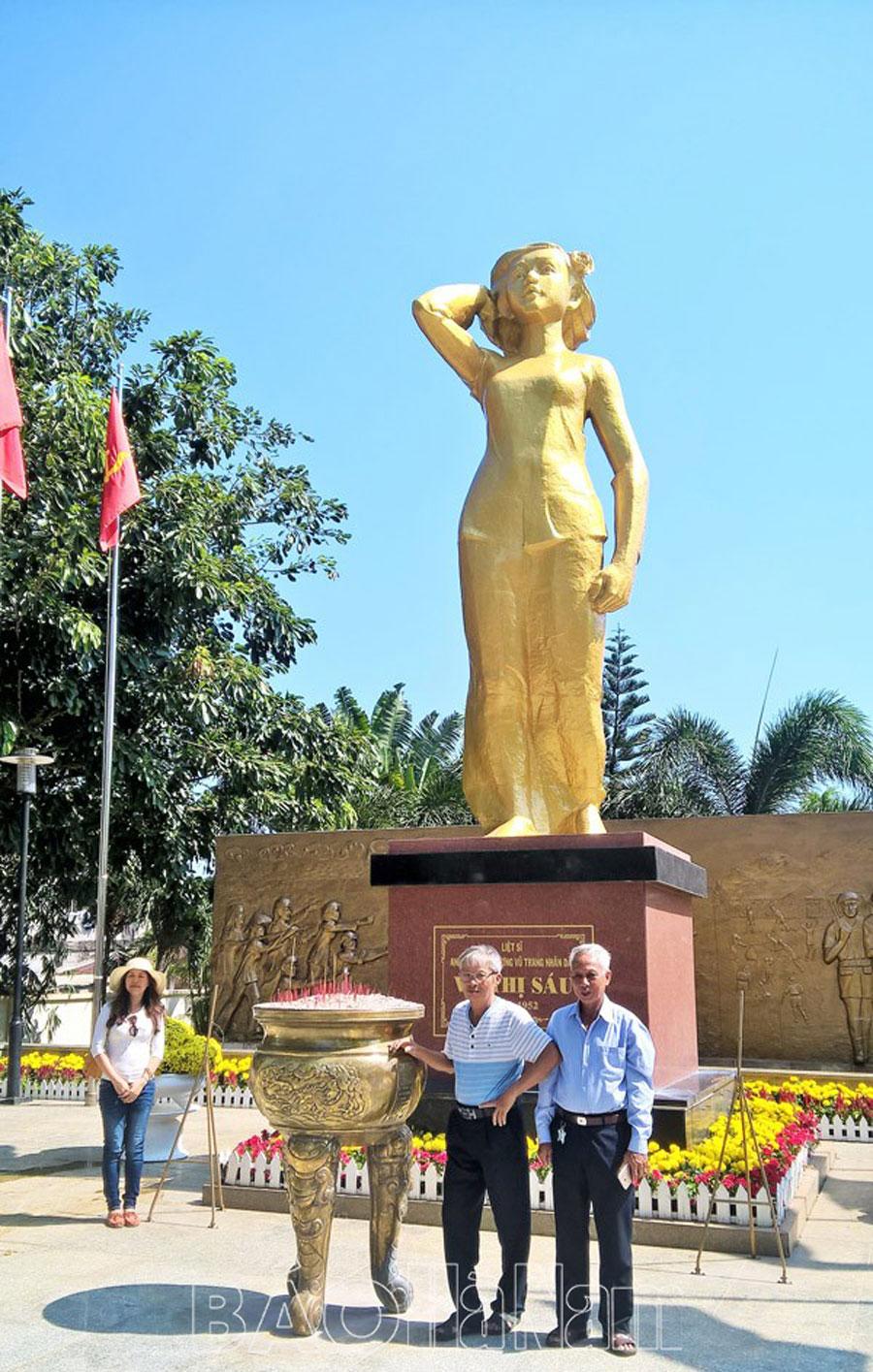 Những vần thơ hay ca ngợi sự anh hùng, bất khuất của người phụ nữ Việt Nam