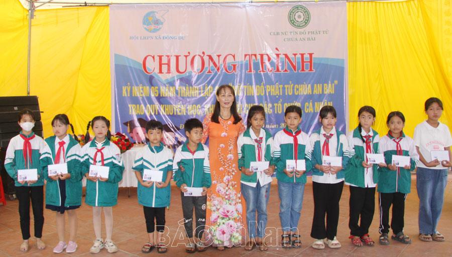 CLB "Nữ tín đồ phật tử chùa An Bài" trao quà khuyến học, khuyến tài