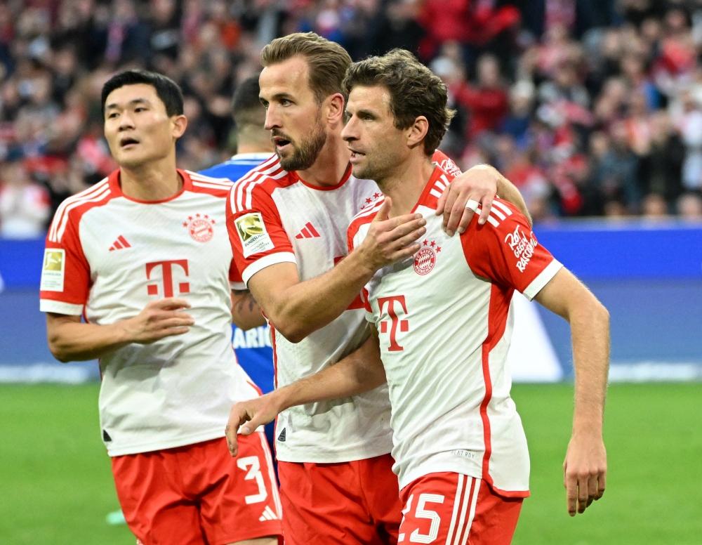 Bayern Munich thắng 8-0 trong trận đấu có 3 thẻ đỏ