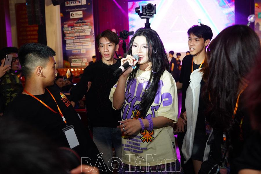 Vũ Phụng Tiên khuấy động không khí đêm đại nhạc hội Fire Up: Stellarous