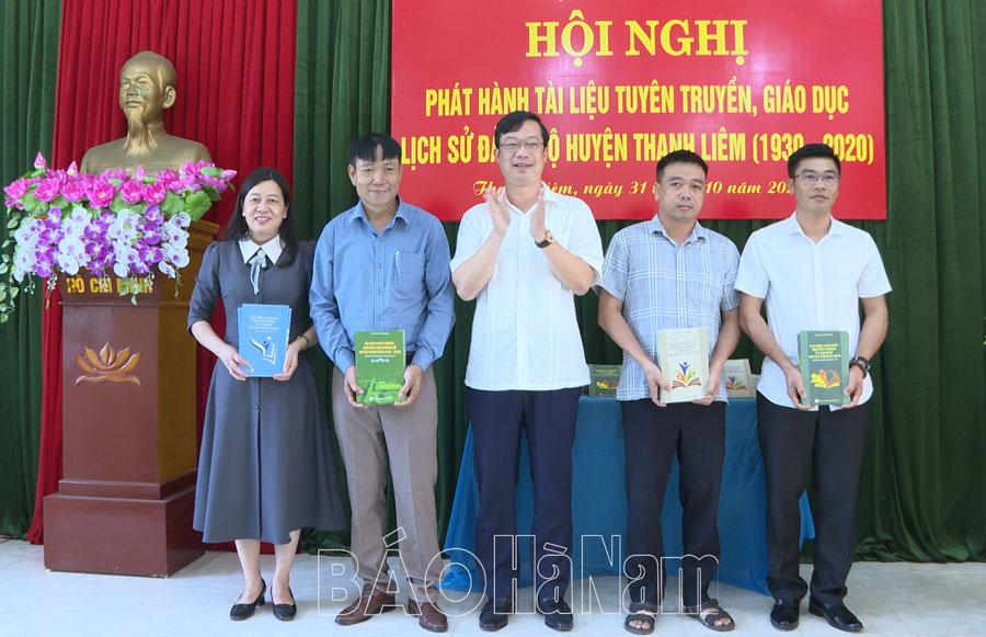 Thanh Liêm phát hành tài liệu tuyên truyền giáo dục Lịch sử Đảng bộ huyện