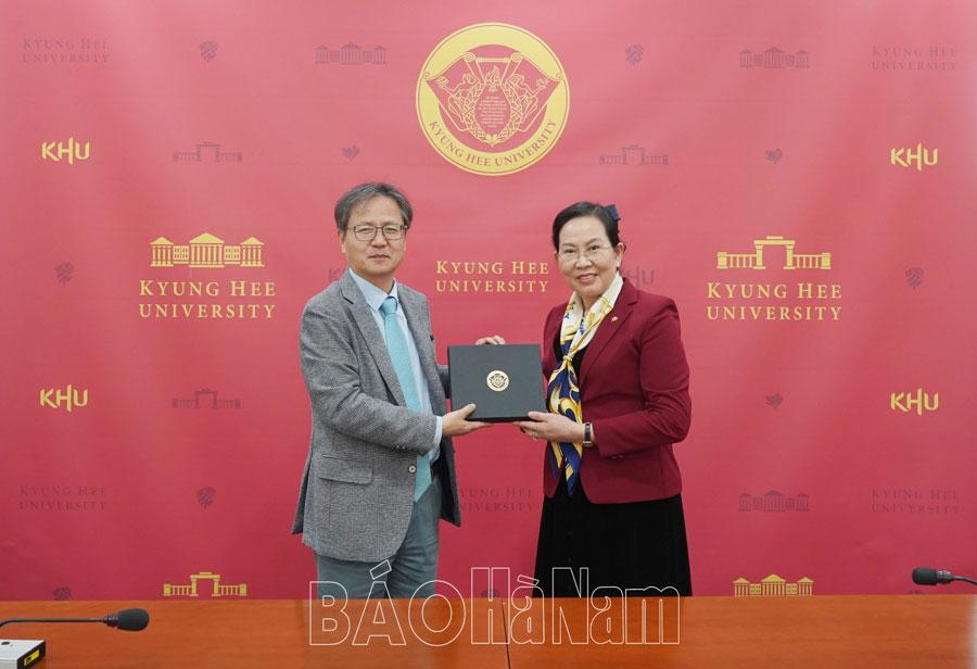 Đồng chí Bí thư Tỉnh ủy Lê Thị Thủy thăm và làm việc tại trường Đại học Kyung Hee, Global Campus (Yongin - Gyeonggi)