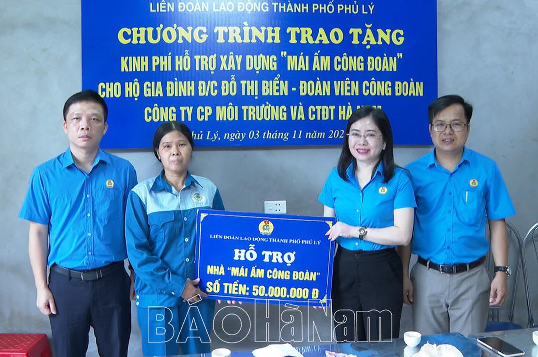 LĐLĐ Phủ Lý trao kinh phí hỗ trợ xây nhà “Mái ấm Công đoàn” cho đoàn viên có hoàn cảnh khó khăn