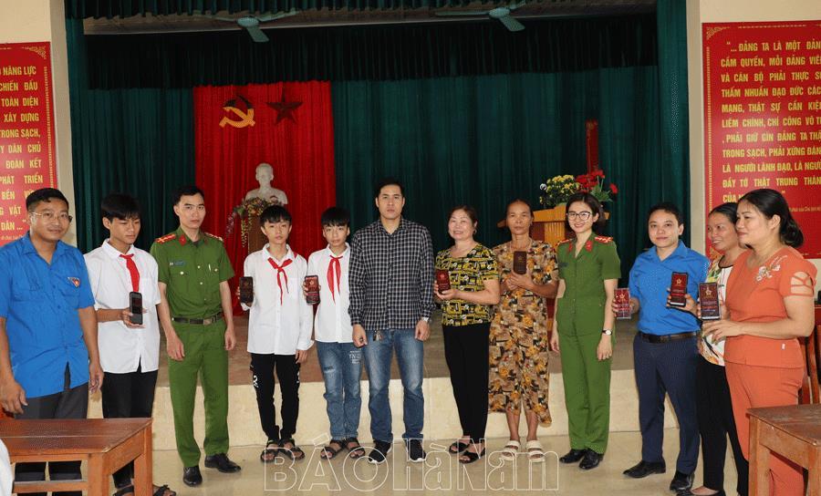 Công an huyện Thanh Liêm tuyên truyền, hướng dẫn nhân dân kích hoạt tài khoản định danh điện tử và cài đặt ứng dụng VNeID