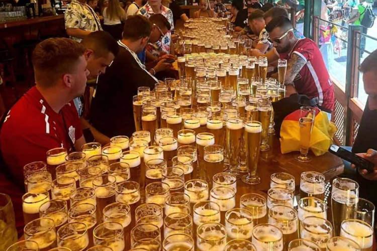 Nhóm du khách uống hơn 1.200 cốc bia, phá kỷ lục thế giới