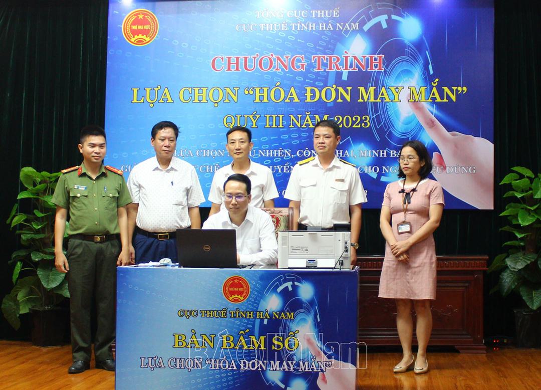 Cục Thuế Hà Nam quay thưởng chương trình “Hoá đơn may mắn” quý III/2023