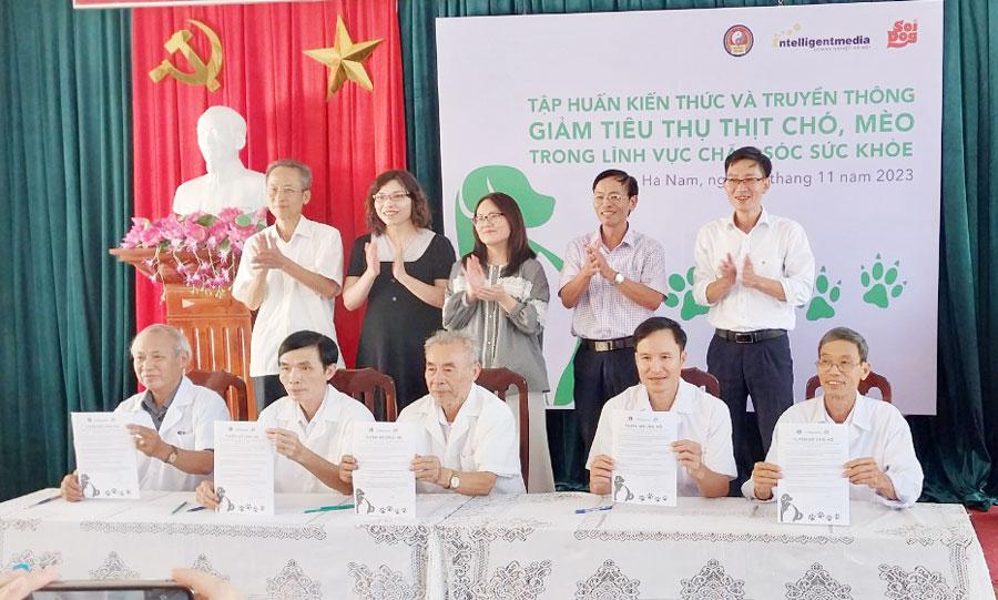 Tập huấn kiến thức và truyền thông giảm thiểu tiêu thụ thịt chó, mèo trong lĩnh vực chăm sóc sức khỏe nhân dân