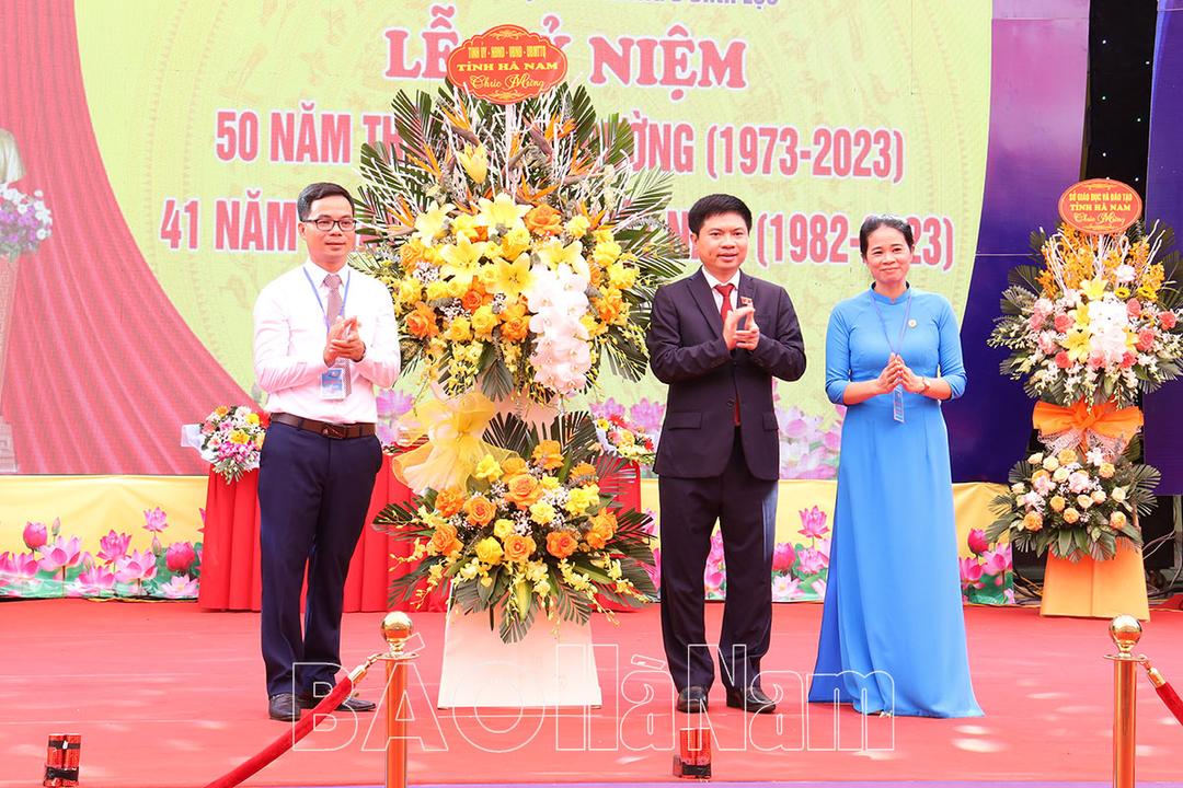 Đồng chí Chủ tịch UBND tỉnh Trương Quốc Huy dự Lễ kỷ niệm 50 năm Ngày thành lập Trường THPT B Bình Lục