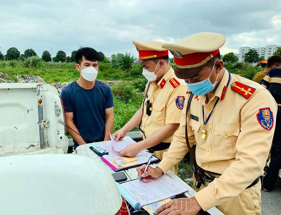 Cần quyết liệt xử lý tình trạng xe ô tô dừng, đỗ trái quy định