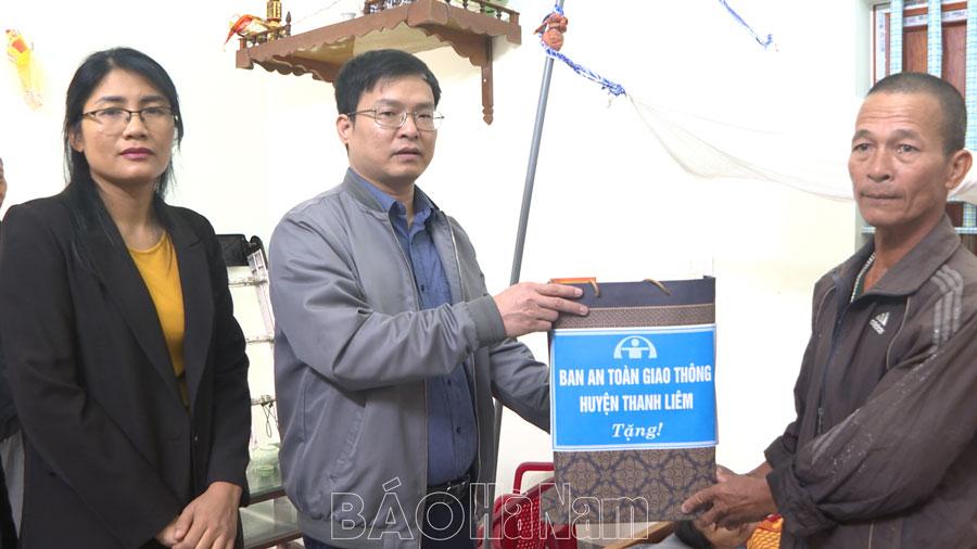 Thanh Liêm thăm, tặng quà nạn nhân bị tai nạn giao thông.