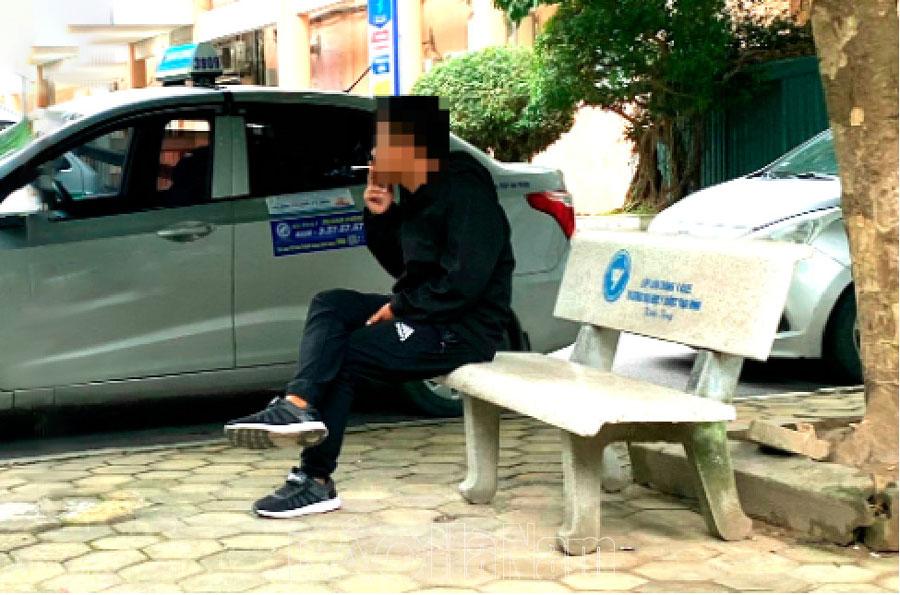 Để cấm hút thuốc lá nơi công cộng đạt hiệu quả, cần ý thức từ chính người dân