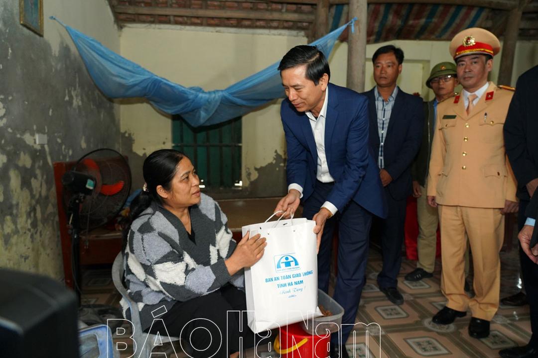 Thăm, tặng quà gia đình nạn nhân tai nạn giao thông có hoàn cảnh khó khăn
