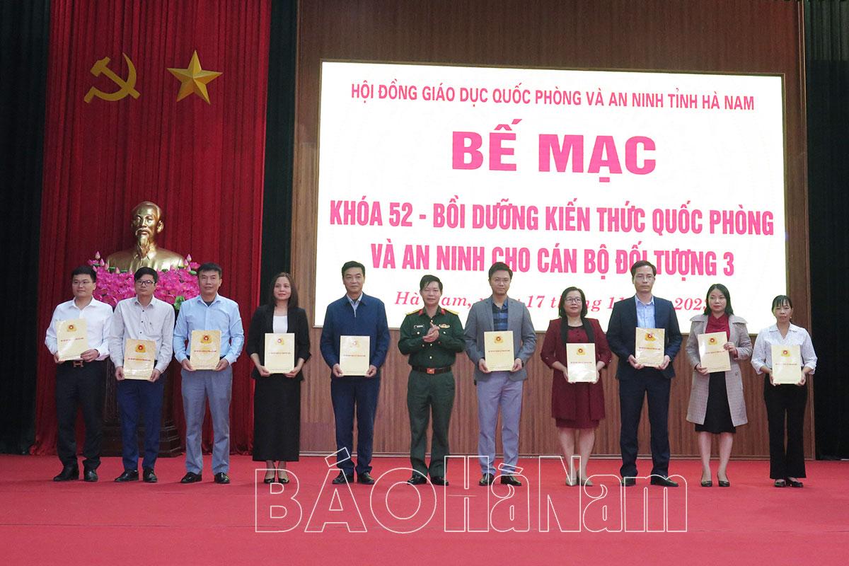 Bế mạc khóa bồi dưỡng kiến thức quốc phòng và an ninh cho cán bộ đối tượng 3