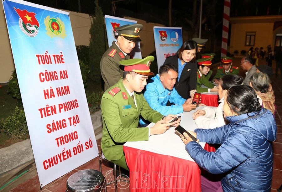 Tuyên truyền, hướng dẫn Nhân dân kích hoạt tài khoản định danh điện tử và cài đặt, sử dụng ứng dụng VNeID, app báo cháy 114