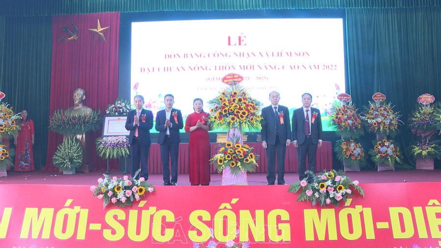 Liêm Sơn đón bằng công nhận xã đạt chuẩn NTM nâng cao