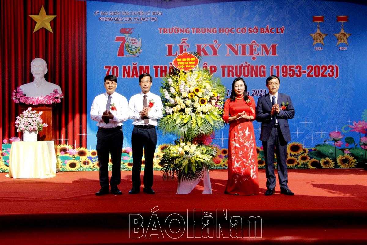 Đồng chí Phó Bí thư Thường trực Tỉnh uỷ Đinh Thị Lụa dự Lễ kỷ niệm 70 năm ngày thành lập Trường THCS Bắc Lý