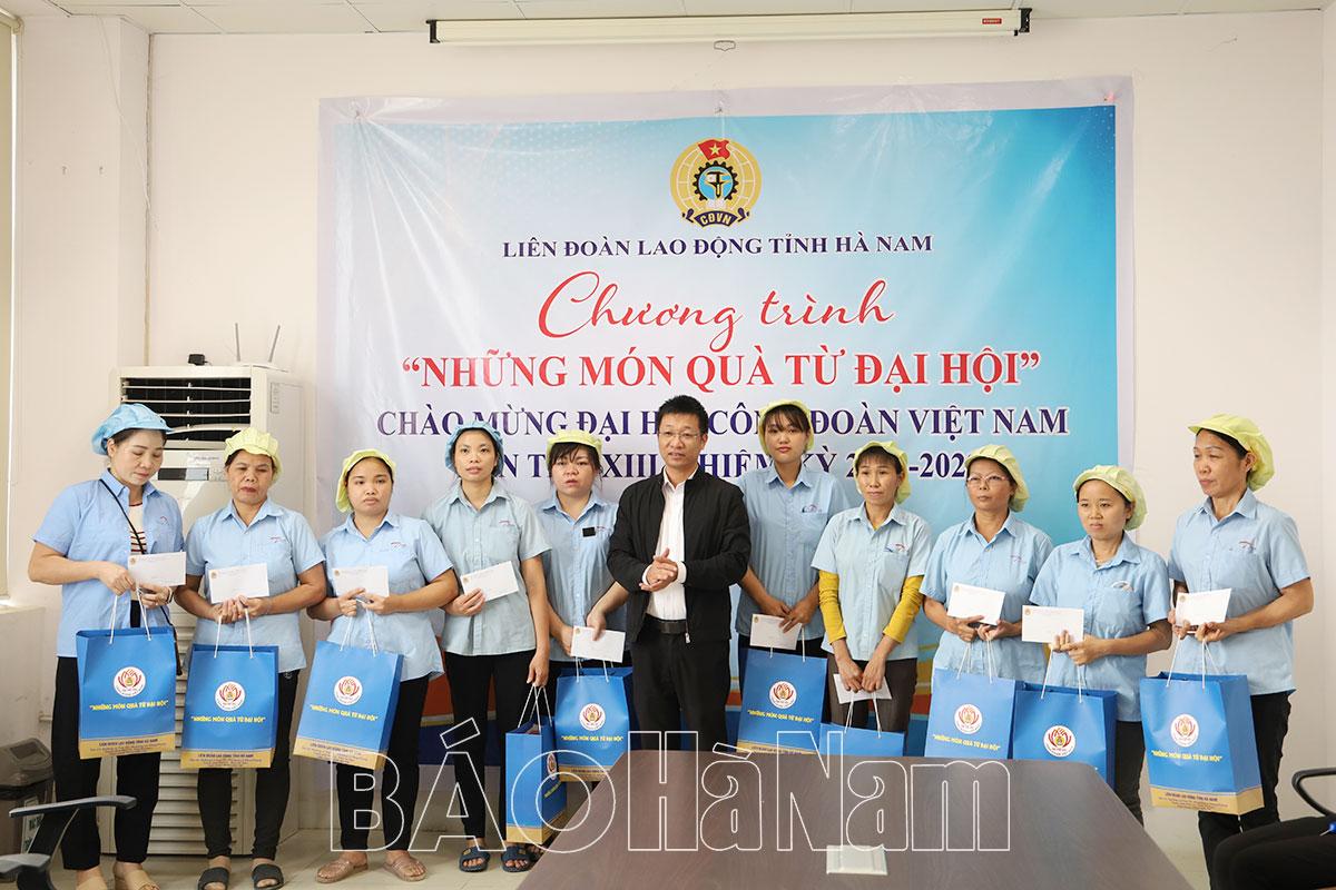 Liên đoàn Lao động tỉnh tổ chức chương trình "Những món quà từ Đại hội" tại Công ty TNHH JY Hà Nam