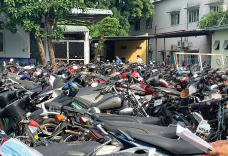 Xe đang bị CSGT tạm giữ có làm đăng ký được không?