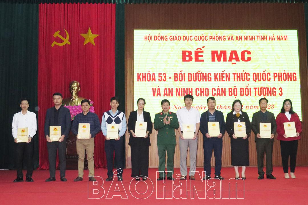 Bế mạc khoá 53 - bồi dưỡng kiến thức quốc phòng và an ninh cho cán bộ đối tượng 3