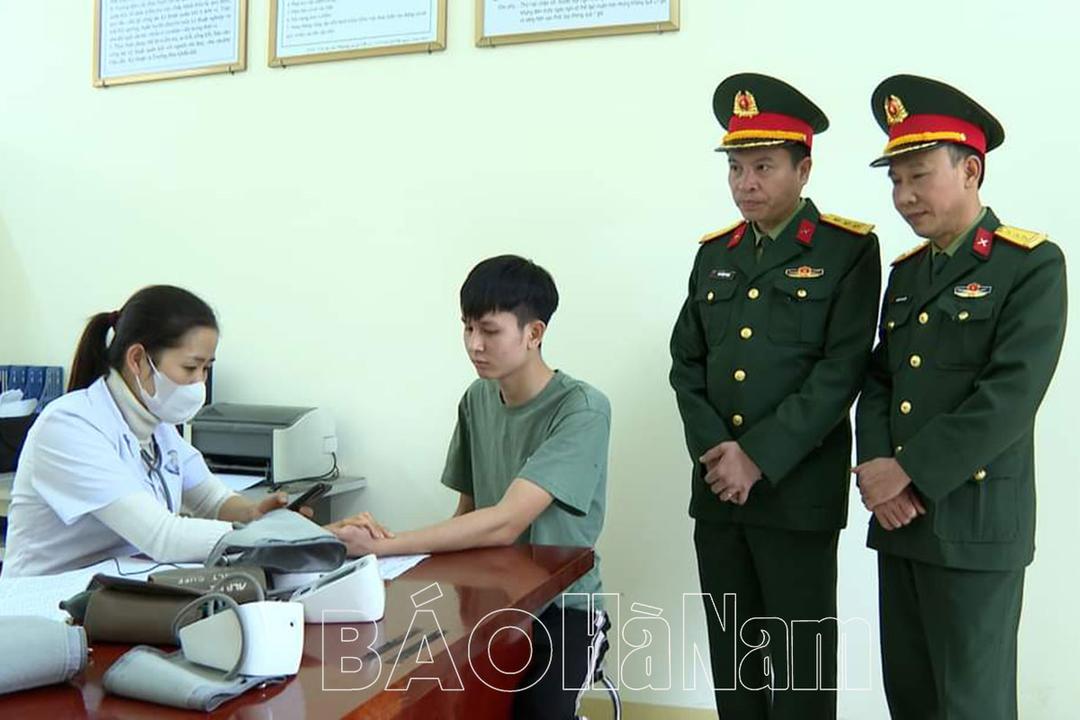 Huyện Bình Lục tổ chức khám sức khỏe tuyển quân đối với hơn 900 thanh niên