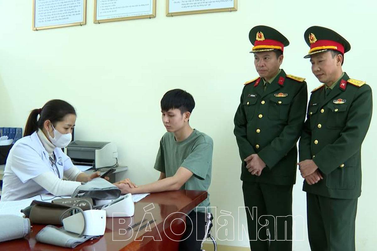 Huyện Bình Lục tổ chức khám sức khỏe tuyển quân đối với hơn 900 thanh niên