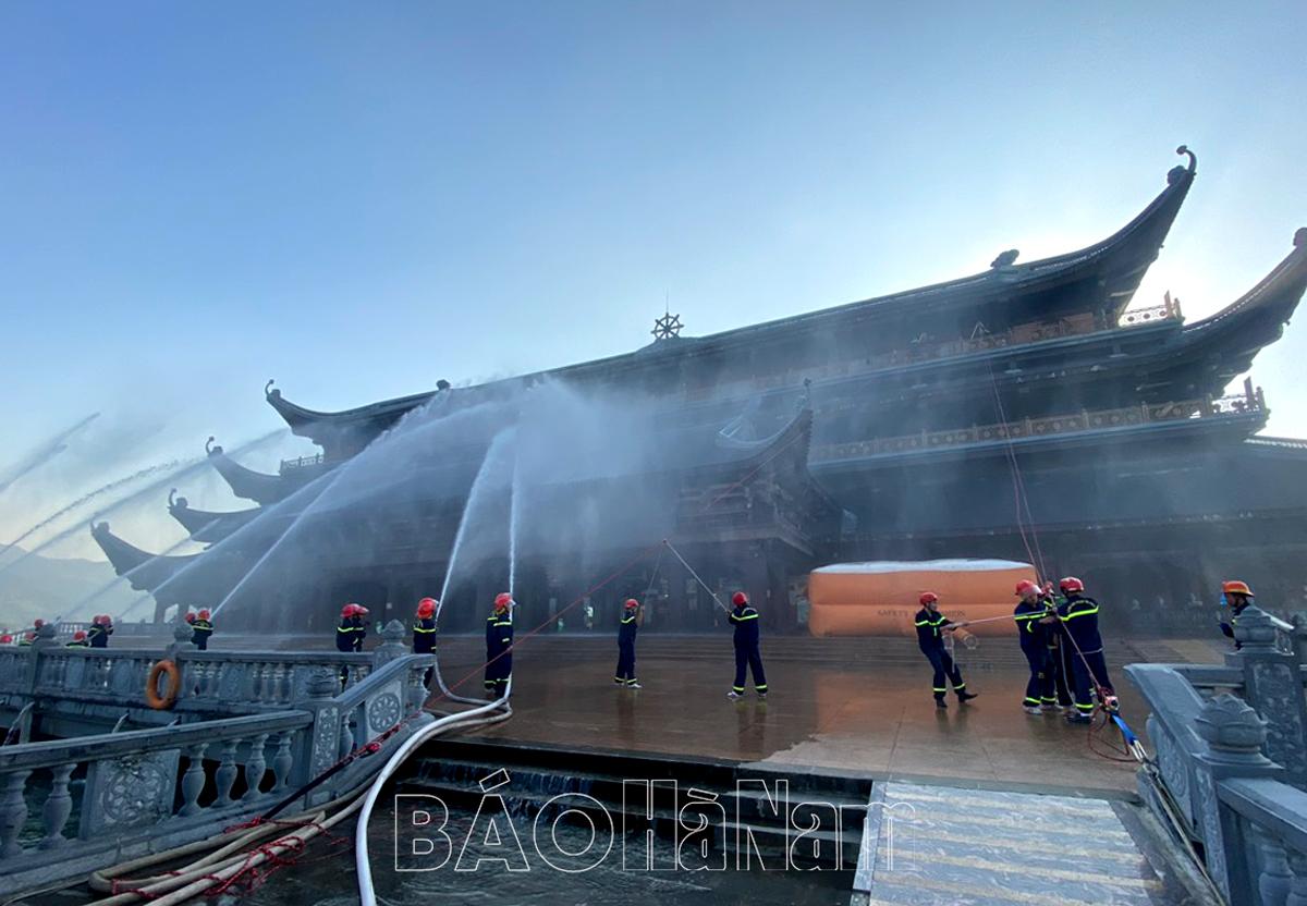 Luyện tập chuẩn bị cho diễn tập PCCC&CNCH quy mô cấp tỉnh tại Khu du lịch Tam Chúc